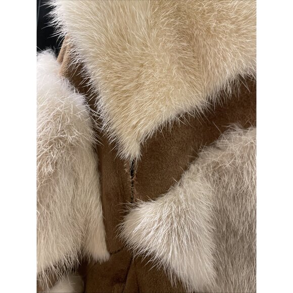 Luxurious Fur-Trimmed Coat - Picture 7 of 12